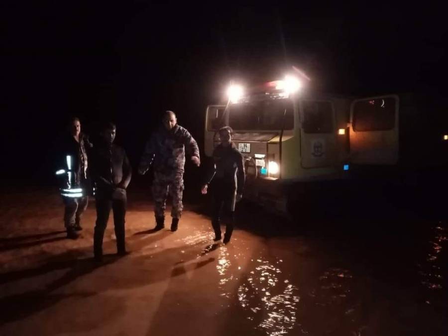 الدفاع المدني يساعد عدد من المواطنين مع راعي أغنام حاصرتهم مياه الأمطار في الرويشد