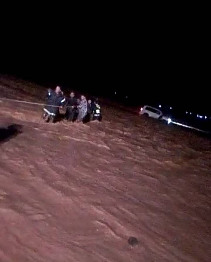 بالفيديو .. الأمن العام ينقذ شخصين حاصرتهم مياه الأمطار داخل إحدى العبارات على طريق المفرق الصفاوي