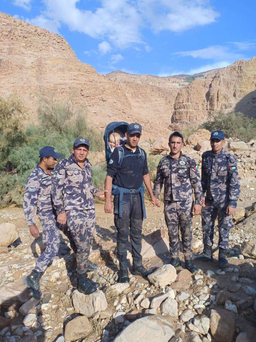 شاهد بالفيديو .. الدفاع المدني ينقذ ثلاثة سياح بمنطقة زرقاء ماعين / البحر الميت