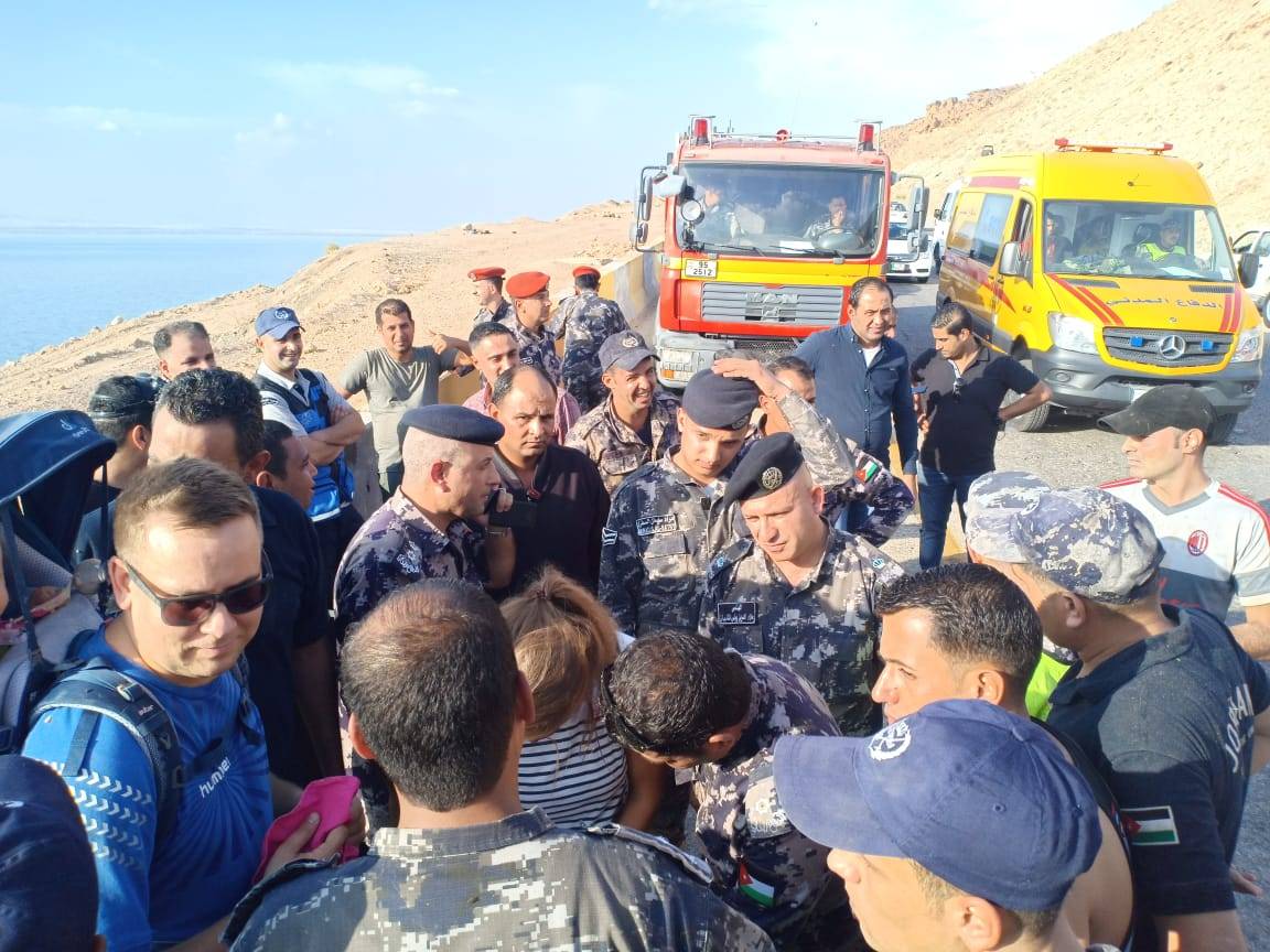 شاهد بالفيديو .. الدفاع المدني ينقذ ثلاثة سياح بمنطقة زرقاء ماعين / البحر الميت