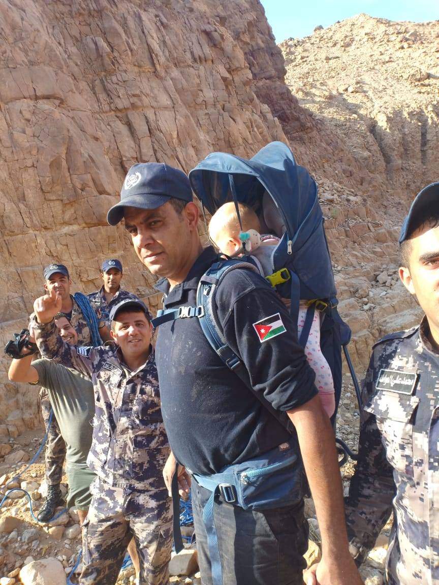 شاهد بالفيديو .. الدفاع المدني ينقذ ثلاثة سياح بمنطقة زرقاء ماعين / البحر الميت