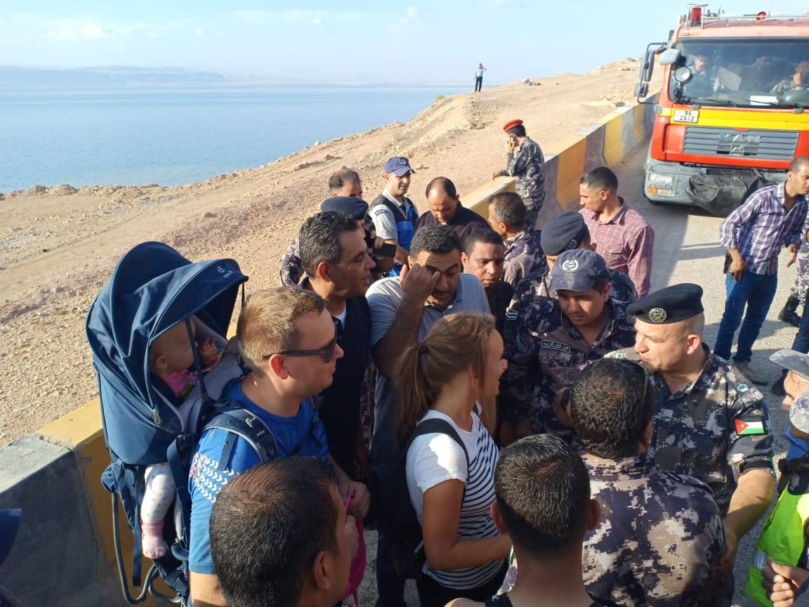 شاهد بالفيديو .. الدفاع المدني ينقذ ثلاثة سياح بمنطقة زرقاء ماعين / البحر الميت