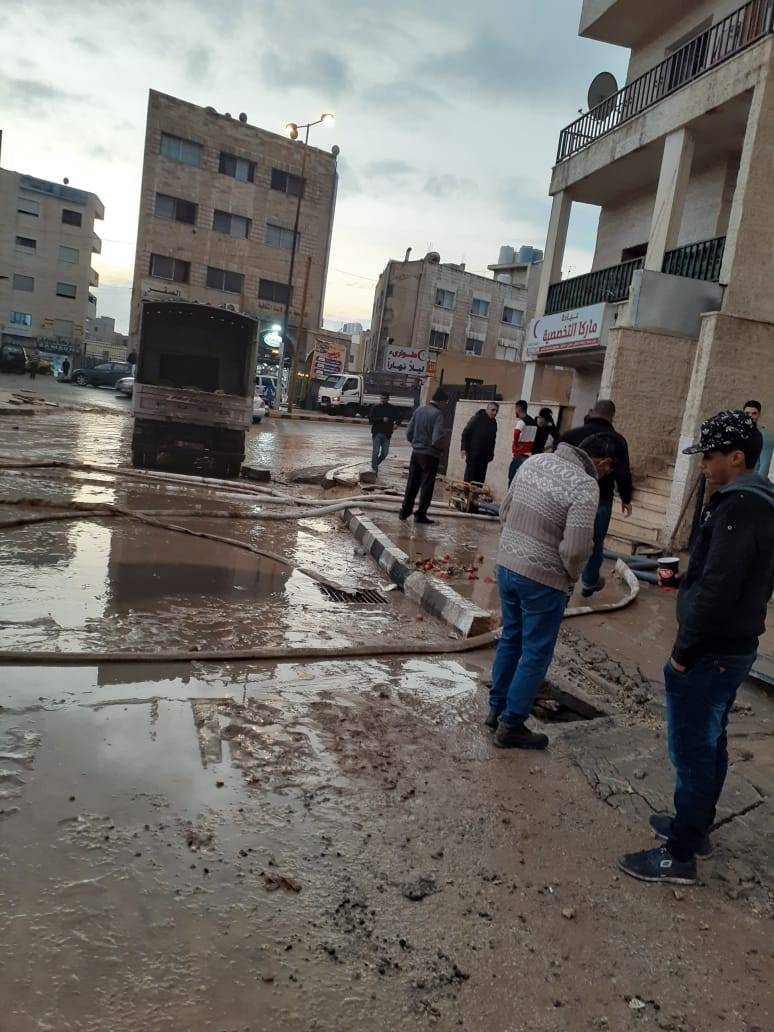 أمطار رعدية غزيرة بمناطق شرق عمان أدت إلى جرف التربة وبعض المتبقيات مما أدى إلى إغلاق بعض المناهل