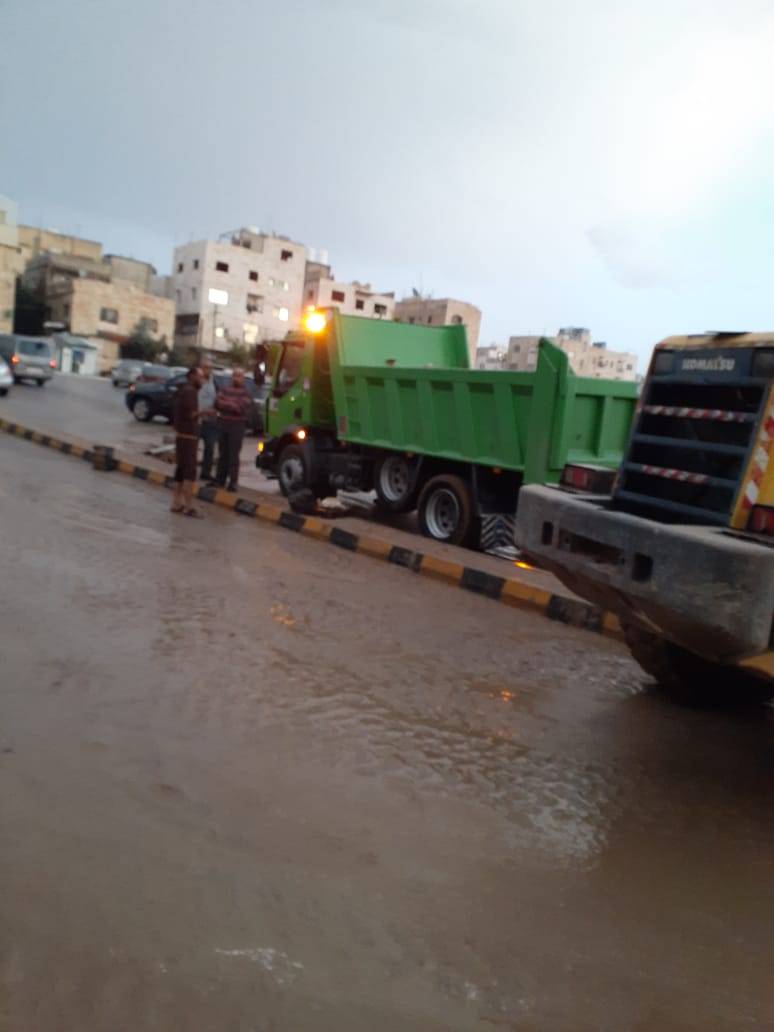 أمطار رعدية غزيرة بمناطق شرق عمان أدت إلى جرف التربة وبعض المتبقيات مما أدى إلى إغلاق بعض المناهل