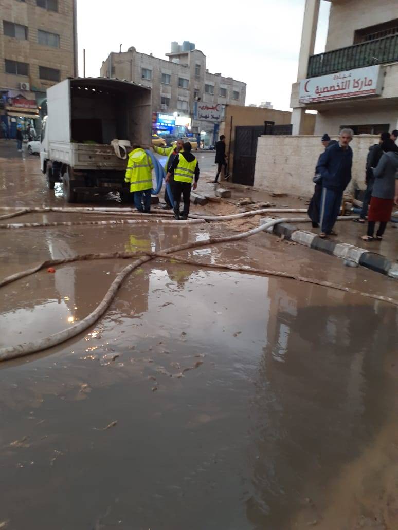 أمطار رعدية غزيرة بمناطق شرق عمان أدت إلى جرف التربة وبعض المتبقيات مما أدى إلى إغلاق بعض المناهل