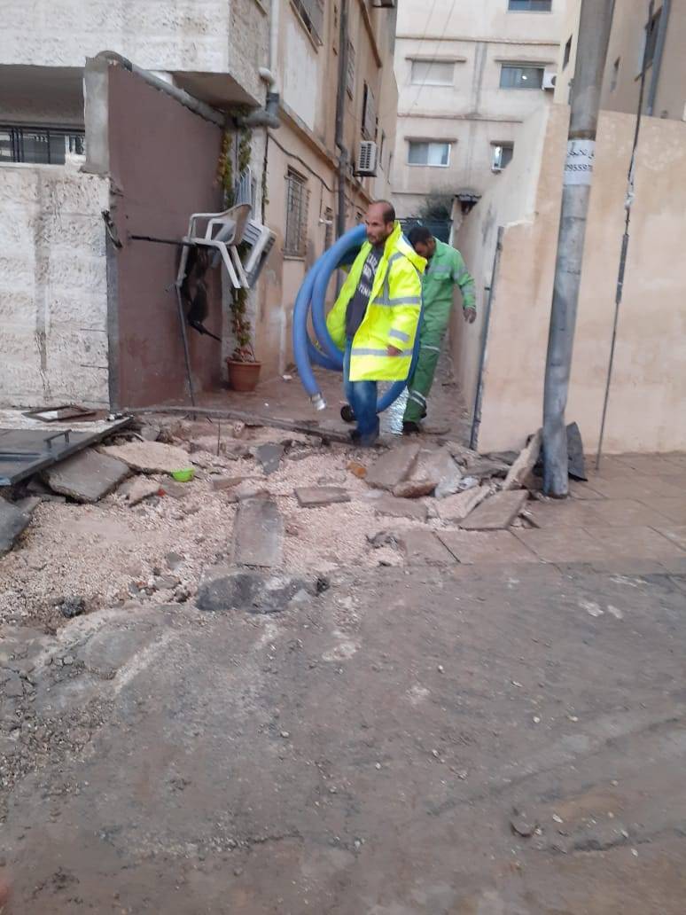 أمطار رعدية غزيرة بمناطق شرق عمان أدت إلى جرف التربة وبعض المتبقيات مما أدى إلى إغلاق بعض المناهل