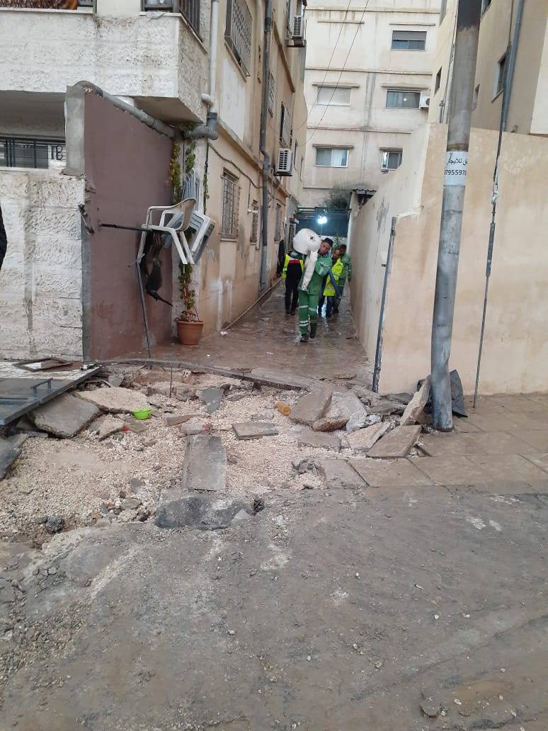 أمطار رعدية غزيرة بمناطق شرق عمان أدت إلى جرف التربة وبعض المتبقيات مما أدى إلى إغلاق بعض المناهل