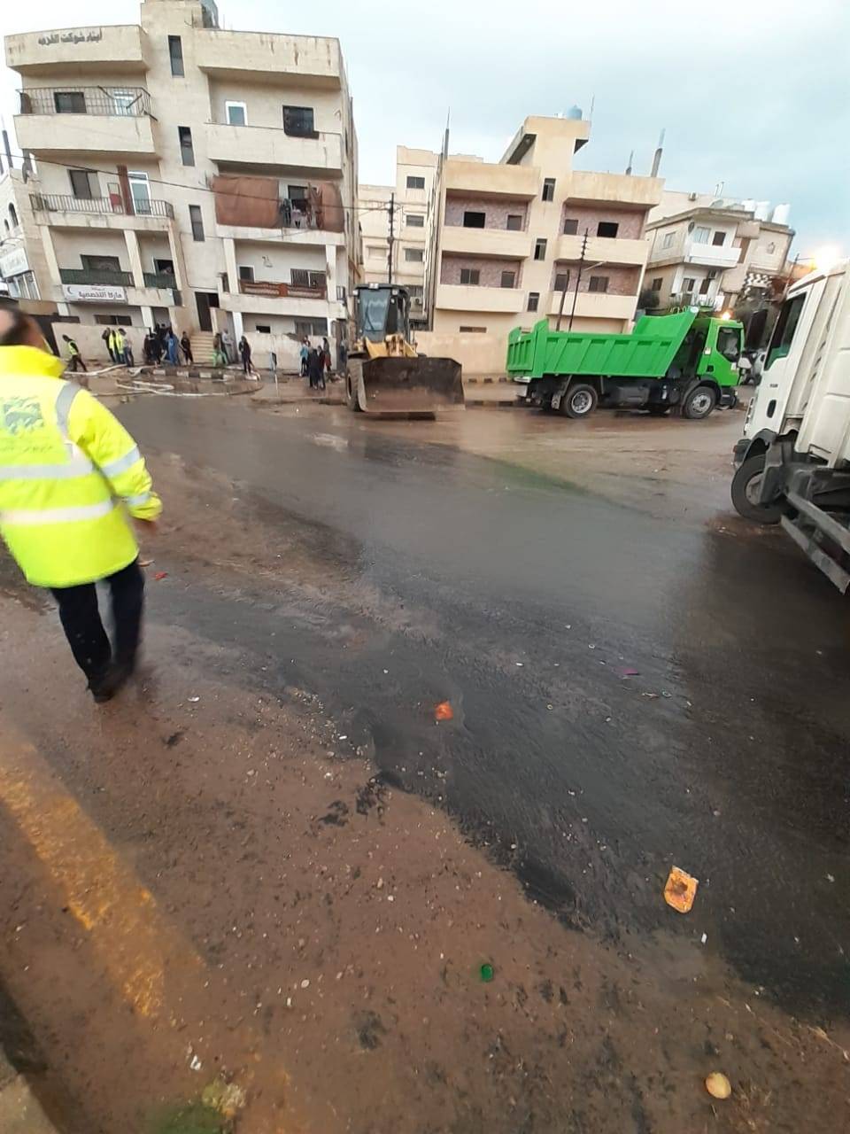 أمطار رعدية غزيرة بمناطق شرق عمان أدت إلى جرف التربة وبعض المتبقيات مما أدى إلى إغلاق بعض المناهل
