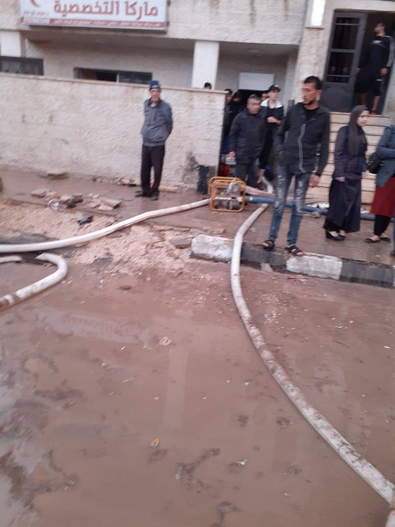 أمطار رعدية غزيرة بمناطق شرق عمان أدت إلى جرف التربة وبعض المتبقيات مما أدى إلى إغلاق بعض المناهل