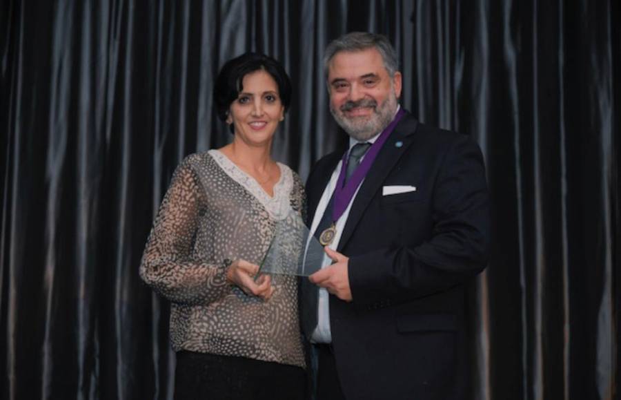 منح أول جائزة طب أسنان خارج أمريكا لطبيبة أردنية