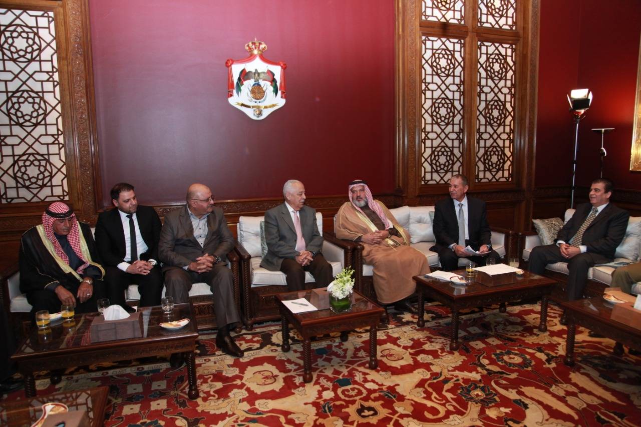 وفدا من عشيرة الجرادات بضيافة رئيس الديوان الملكي 