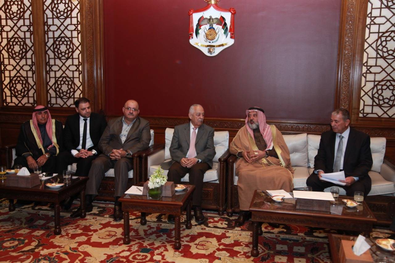 وفدا من عشيرة الجرادات بضيافة رئيس الديوان الملكي 