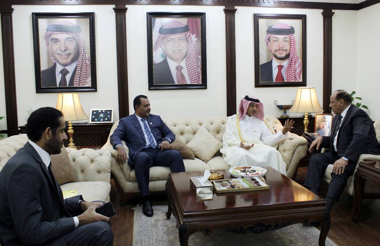 وزير الداخلية يلتقي السفير القطري في عمان 