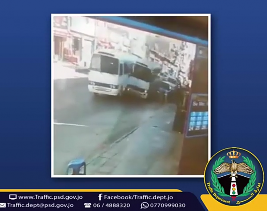 ضبط حافلتين بعد ان انتشار مقطع فيديو يظهران خلاله وهما يلاحقان ويصدمان بعضهما .. فيديو