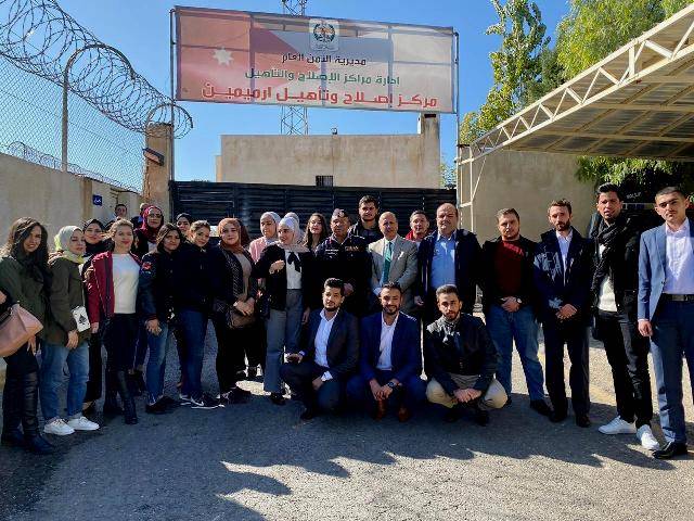 طلبة كلية الحقوق بجامعة عمان الأهلية يزورون مركز إصلاح وتأهيل رميمين