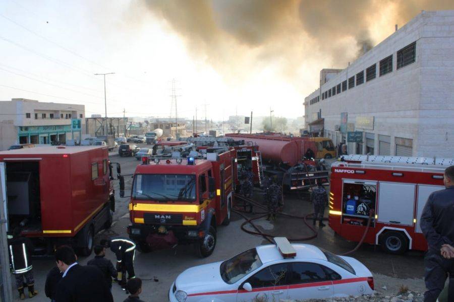 الدفاع المدني يخمد حريق مستودع في العاصمة