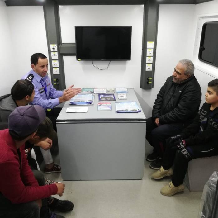 مركبة الشرطة المجتمعية المتنقلة تباشر عملها في عمان