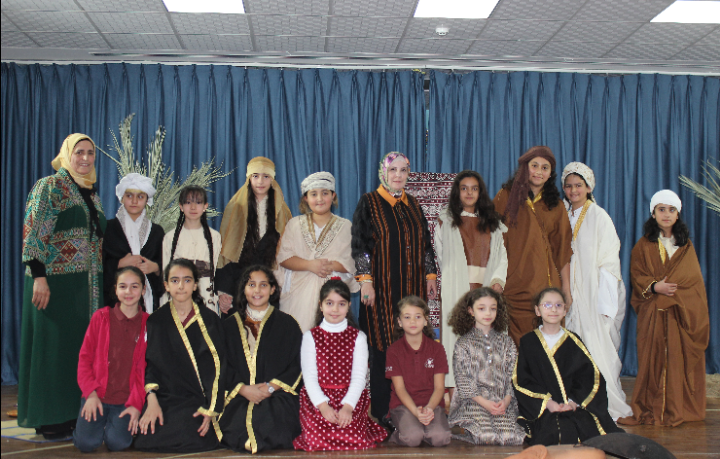 مدارس النظم الحديثة  بنات تحتفل بالمولد النبوي الشريف