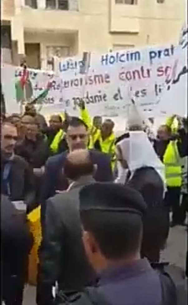 شاهد بالفيديو .. اعتصام موظفي مصنع الأسمنت امام وزاره العمل ووزير العمل يلتقي المعتصمين