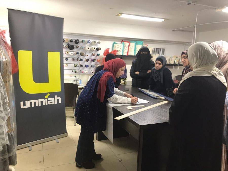 بدء المرحلة الثانية من تدريب الخياطة المتقدمة في مشروع أرزاق لتمكين المرأة
