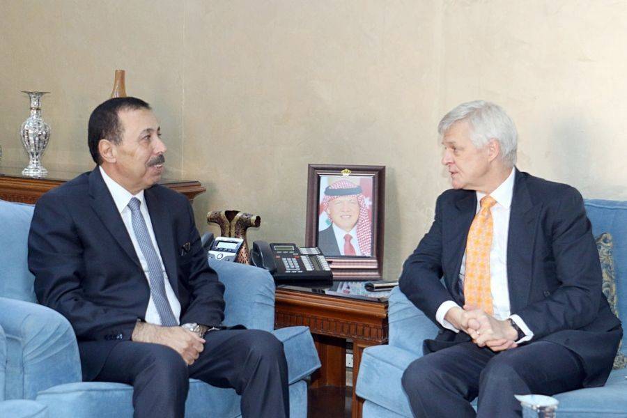 وزير التربية والتعليم يستقبل السفير البريطاني في عمان