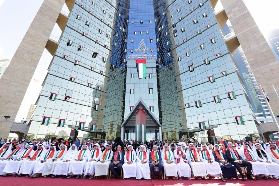 مصرف الشارقة الإسلامي يحتفل باليوم الوطني بتشكيل لوحة عام التسامح