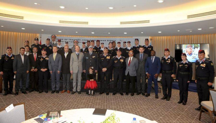 مدير الامن العام يرعى حفل تخريج دورة اعداد مدربي حقوق الانسان لشرطة الامم المتحدة .