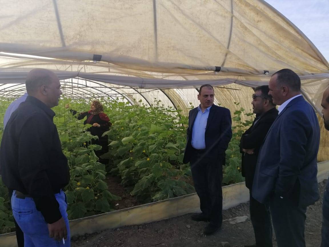 مدير عام المركز الوطني ورئيس اتحاد مزارعي وادي الاردن يتفقدان المدارس الحقلية في وادي الأردن