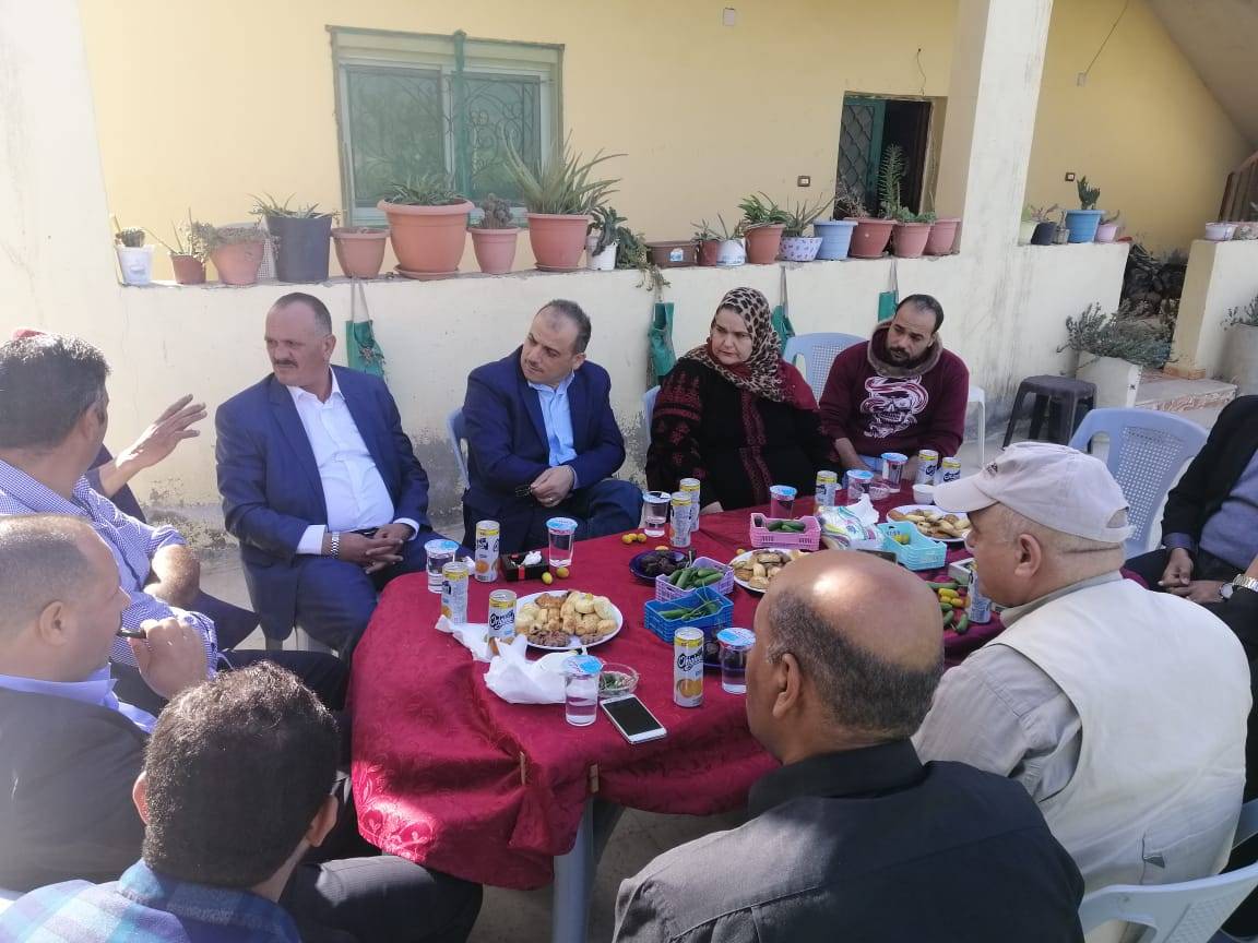 مدير عام المركز الوطني ورئيس اتحاد مزارعي وادي الاردن يتفقدان المدارس الحقلية في وادي الأردن