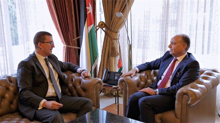 وزير الإعلام يستقبل السفير المصري