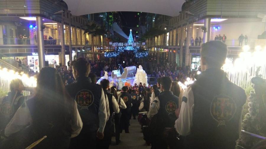 الأميرة ريم علي تضيء شجرة عيد الميلاد في البوليفارد