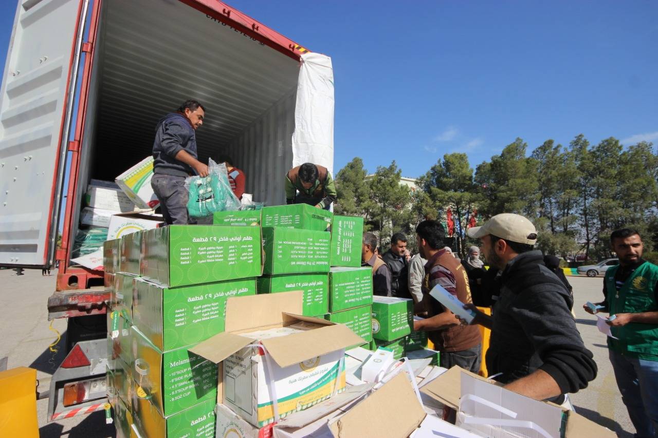 مركز الملك سلمان للإغاثة يوزع اطقم الاواني المنزلية على اللاجئين السوريين في وسط وشمال الاردن