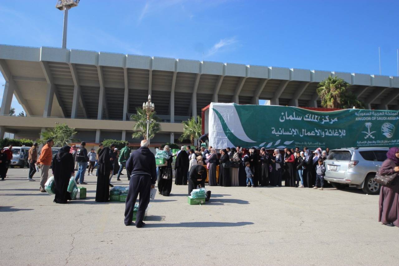 مركز الملك سلمان للإغاثة يوزع اطقم الاواني المنزلية على اللاجئين السوريين في وسط وشمال الاردن