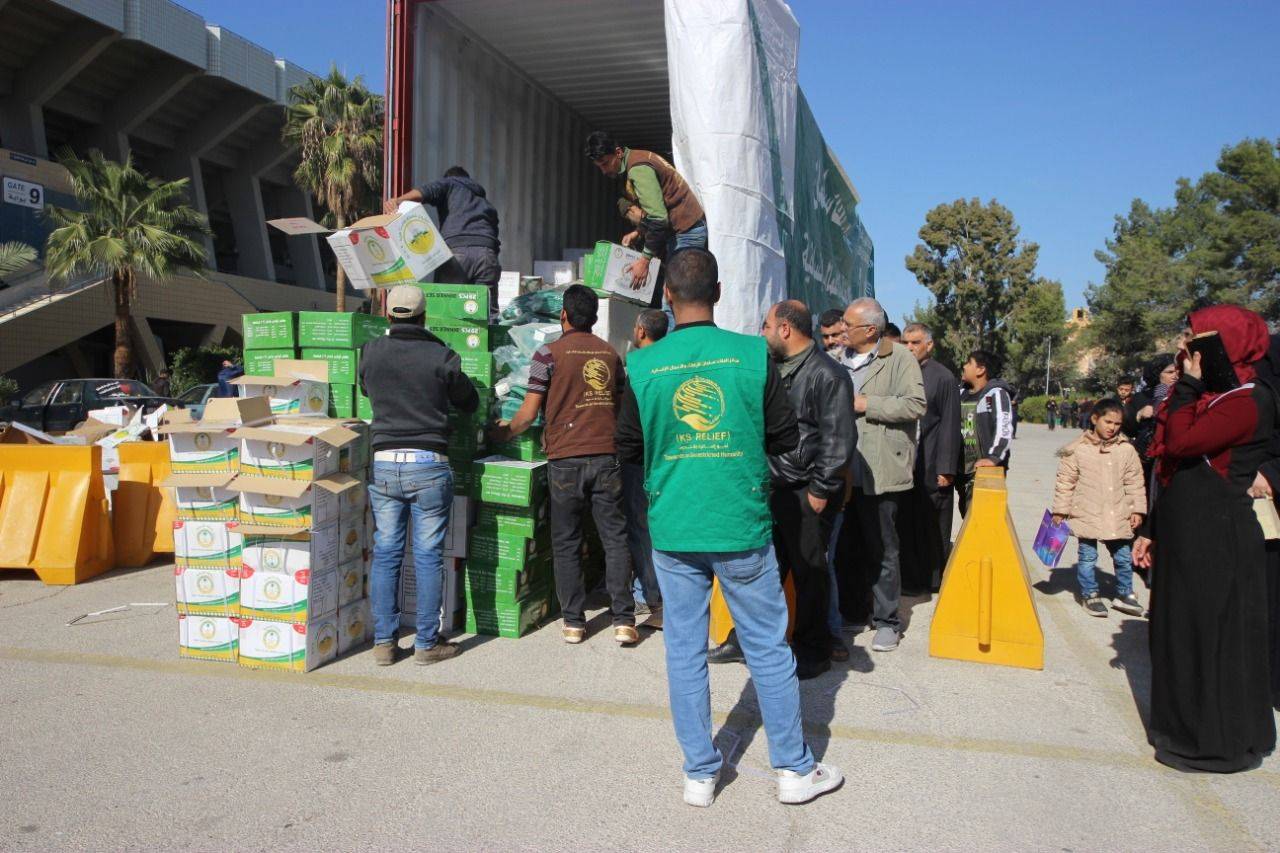مركز الملك سلمان للإغاثة يوزع اطقم الاواني المنزلية على اللاجئين السوريين في وسط وشمال الاردن