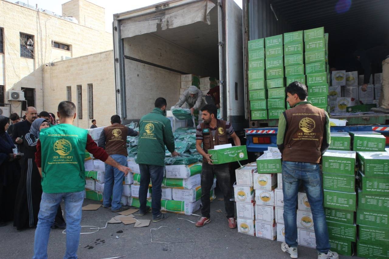 مركز الملك سلمان للإغاثة يوزع اطقم الاواني المنزلية على اللاجئين السوريين في وسط وشمال الاردن