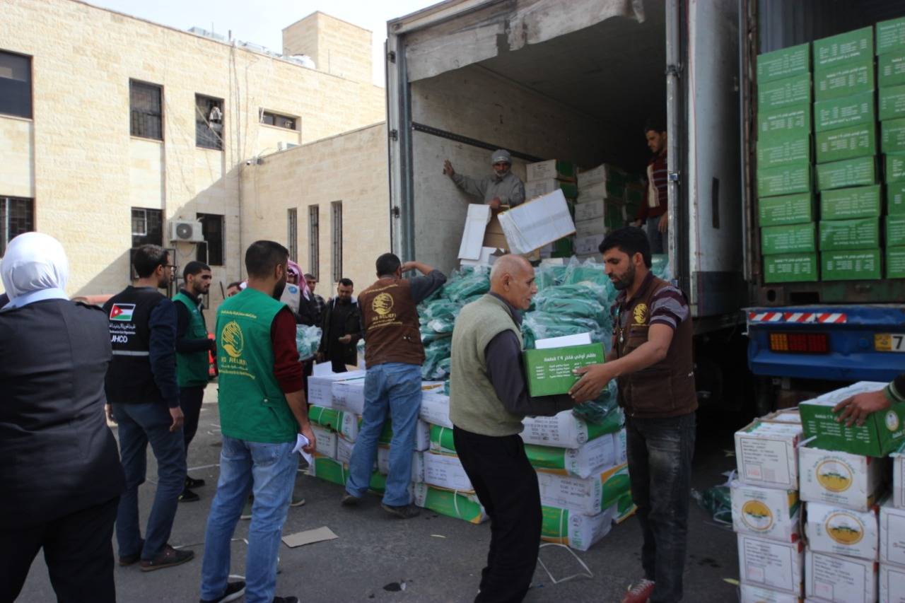 مركز الملك سلمان للإغاثة يوزع اطقم الاواني المنزلية على اللاجئين السوريين في وسط وشمال الاردن