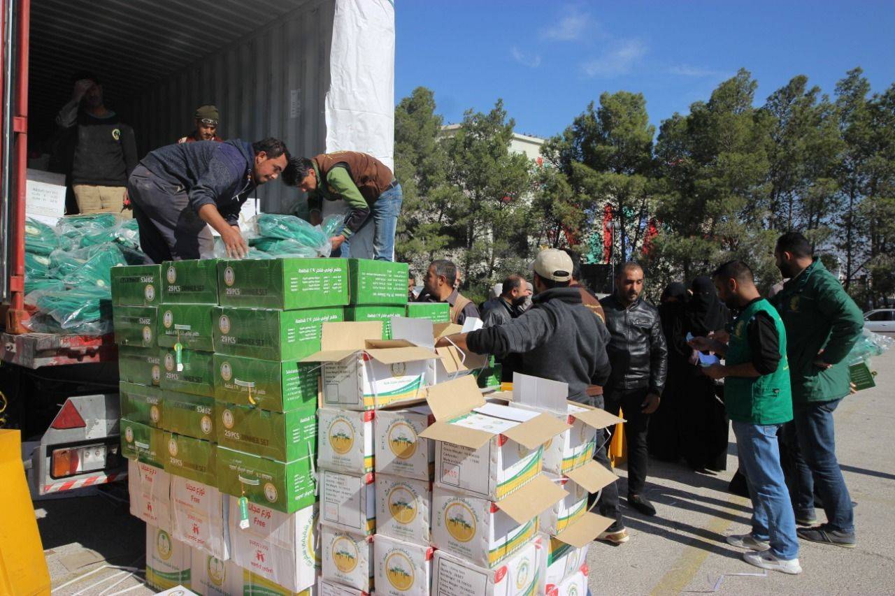 مركز الملك سلمان للإغاثة يوزع اطقم الاواني المنزلية على اللاجئين السوريين في وسط وشمال الاردن