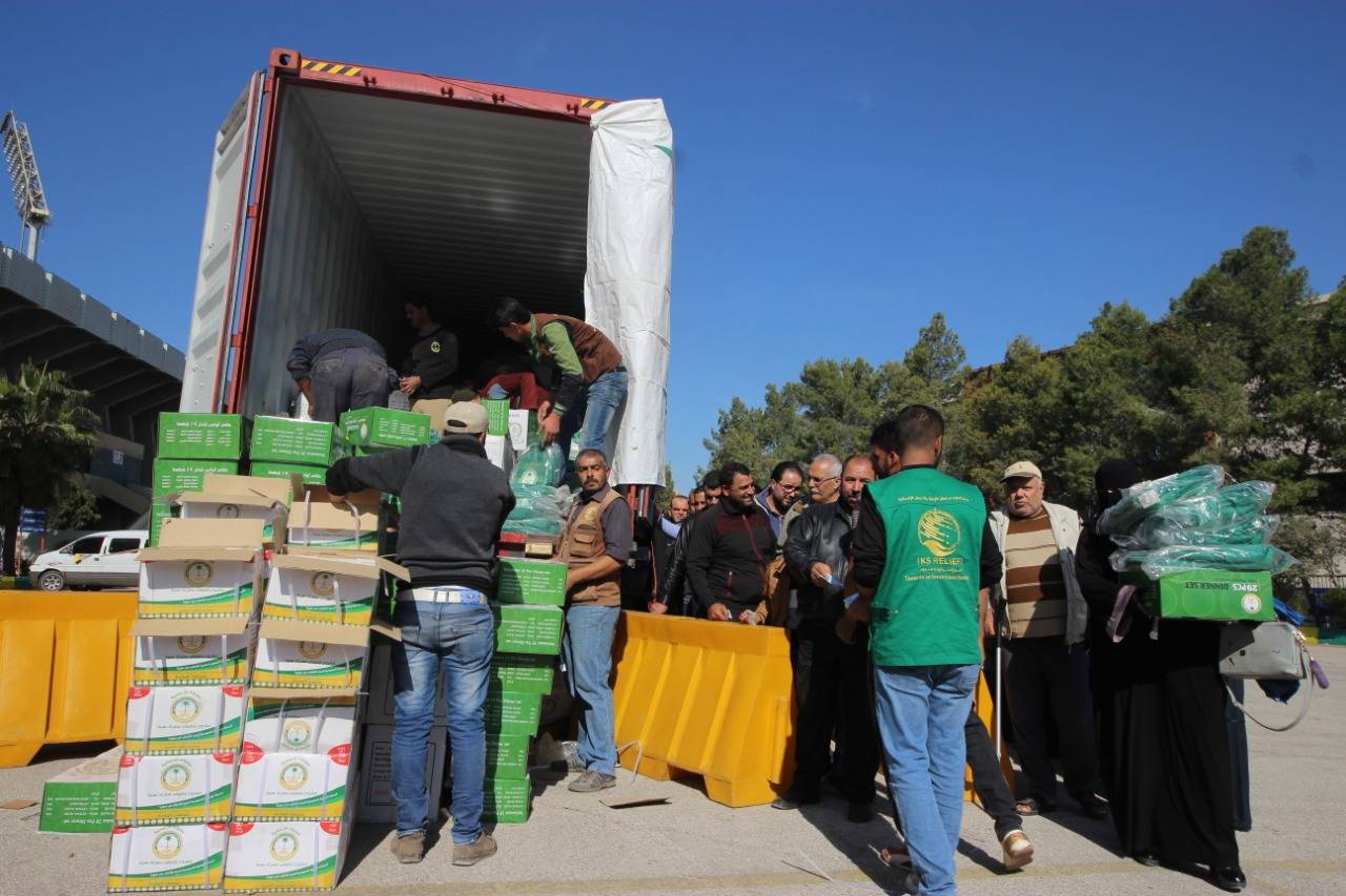 مركز الملك سلمان للإغاثة يوزع اطقم الاواني المنزلية على اللاجئين السوريين في وسط وشمال الاردن