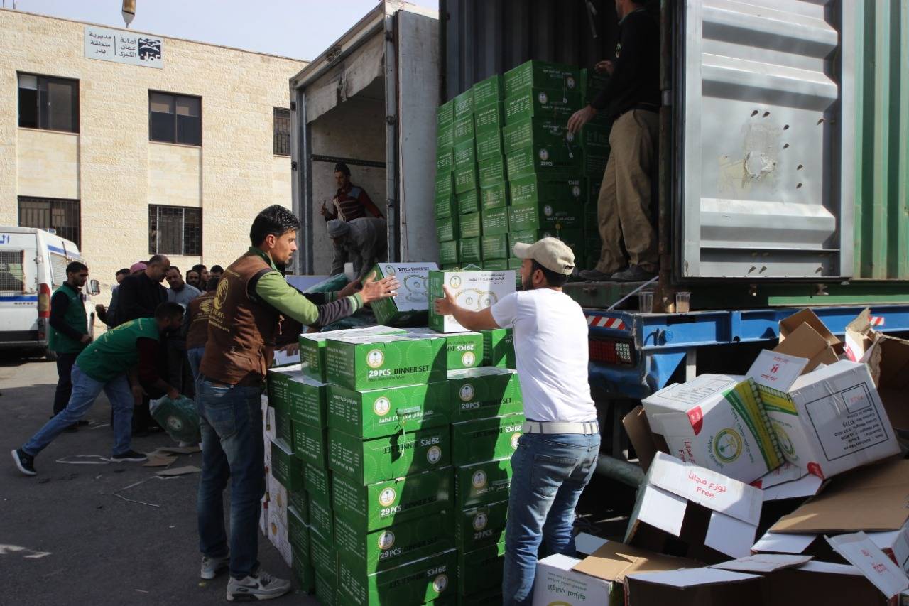 مركز الملك سلمان للإغاثة يوزع اطقم الاواني المنزلية على اللاجئين السوريين في وسط وشمال الاردن
