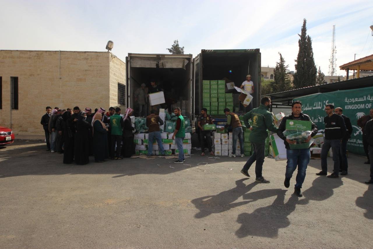 مركز الملك سلمان للإغاثة يوزع اطقم الاواني المنزلية على اللاجئين السوريين في وسط وشمال الاردن