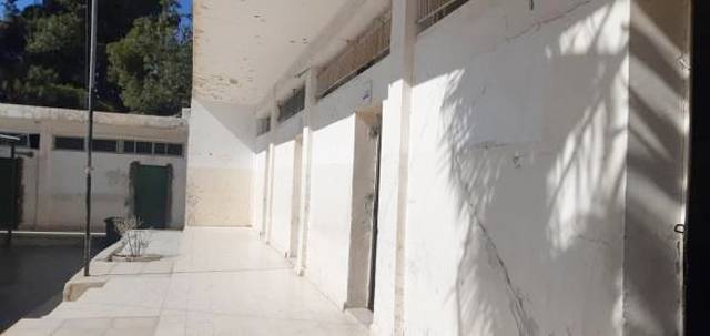 سقوط قصارة سقف صف مدرسي باربد يؤدي إلى إصابة طالب