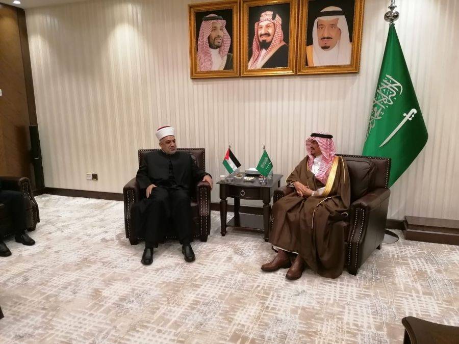 الخلايلة يبحث مع وزير الحج السعودي الترتيبات المتعلقة بموسم الحج القادم