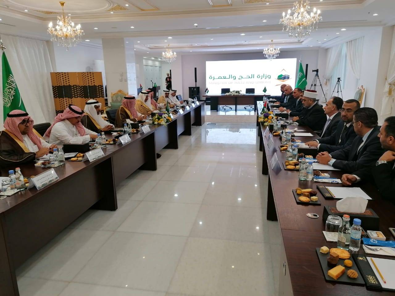 الخلايلة يبحث مع وزير الحج السعودي الترتيبات المتعلقة بموسم الحج القادم