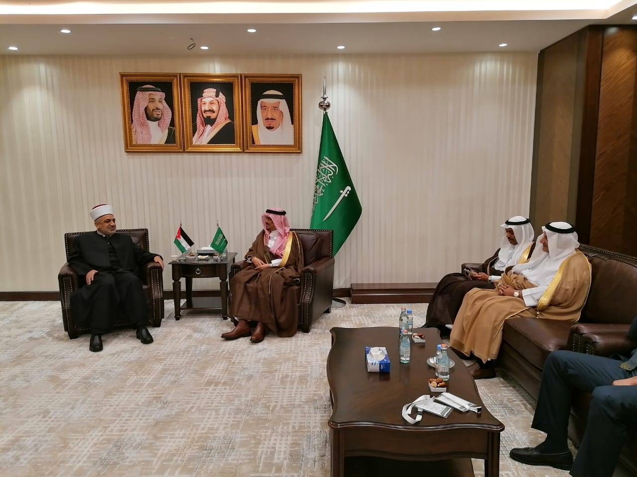الخلايلة يبحث مع وزير الحج السعودي الترتيبات المتعلقة بموسم الحج القادم