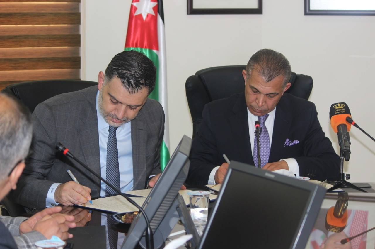 العمل: 2555 فرصة تدريب تنتهي بالتشغيل