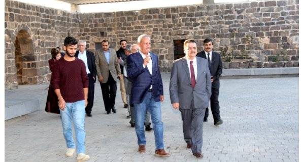 رئيس جامعة آل البيت ويزور بلدية أم الجمال لبحث التعاون في مجال تبادل الخبرات