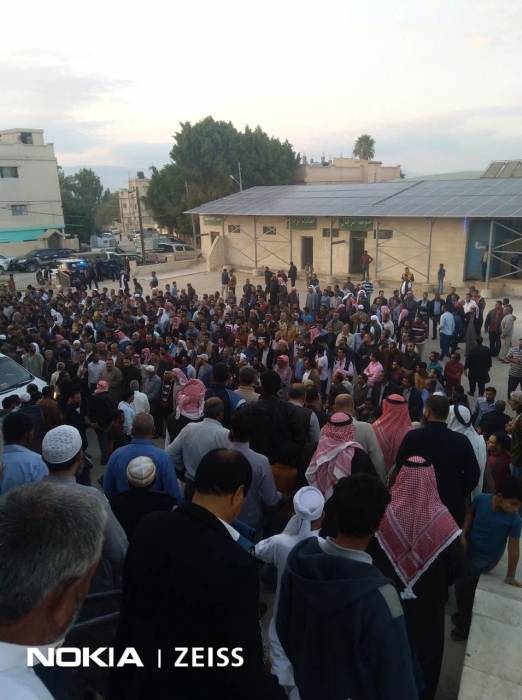 مشاركة رسمية وشعبية بمراسم دفن جثامين ضحايا حادثة حريق الكرامة .. صور