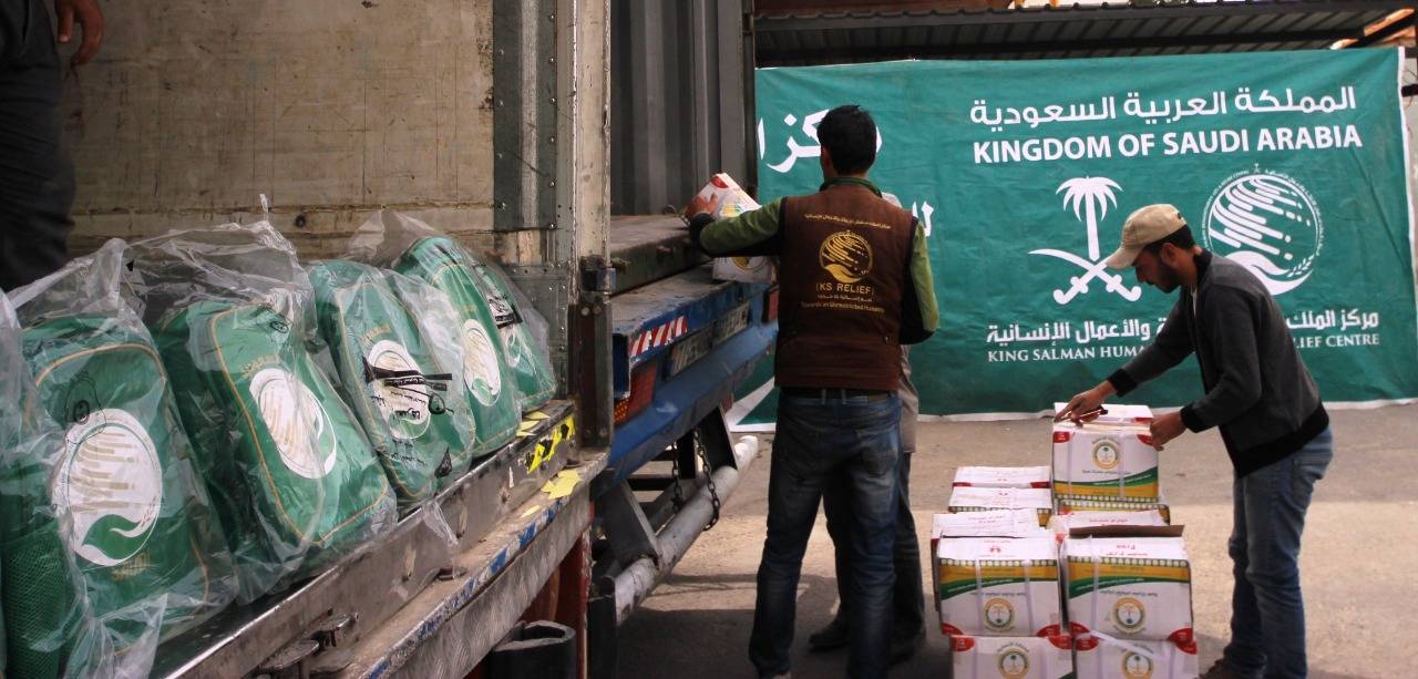 واصلاً لمحطته السابعة .. مركز الملك سلمان للاغاثة يوزع الحقائب المدرسية على الطلاب السوريين في محافظة المفرق