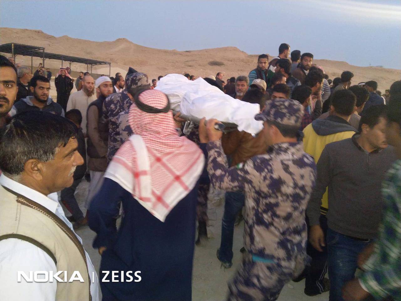 مشاركة رسمية وشعبية بمراسم دفن جثامين ضحايا حادثة حريق الكرامة .. صور
