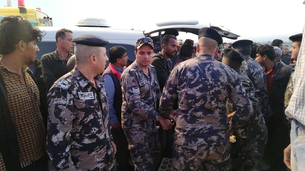 الدفاع المدني يشارك بتشييع جثامين العائلتين الباكستانيتين في مقبرة الكرامة